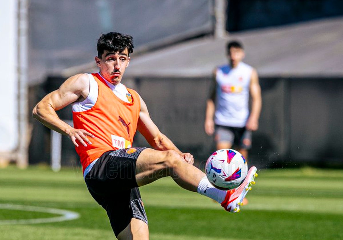 Diego López, durante un entrenamiento en Paterna.