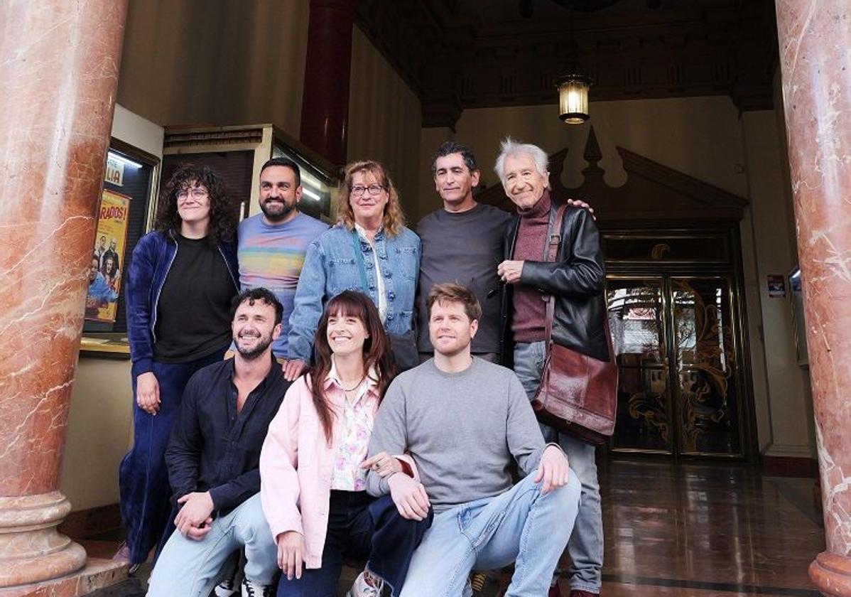 Elenco y director posan en el hall del Teatro Olympia antes de la función.