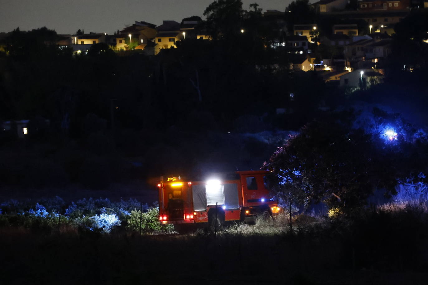 Un incendio forestal junto a una urbanización en Riba-roja obliga a desalojar 30 viviendas