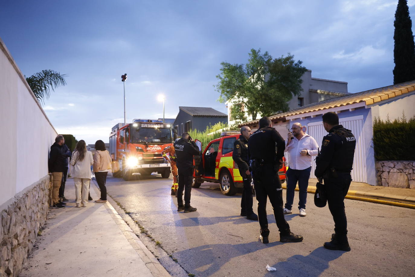 Un incendio forestal junto a una urbanización en Riba-roja obliga a desalojar 30 viviendas