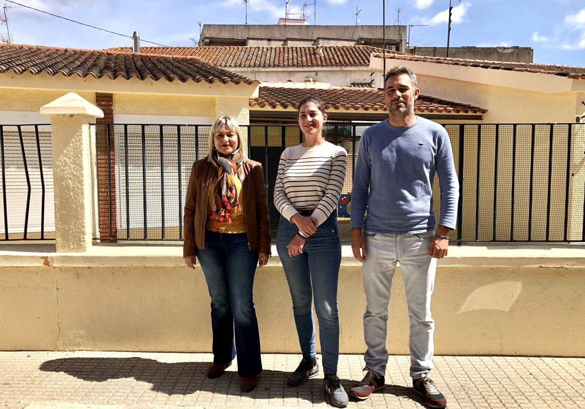 La edil Lara Avellà entre los diputados Nathalie Torres y Gerard Fullana en el lugar previsto para el centro de día