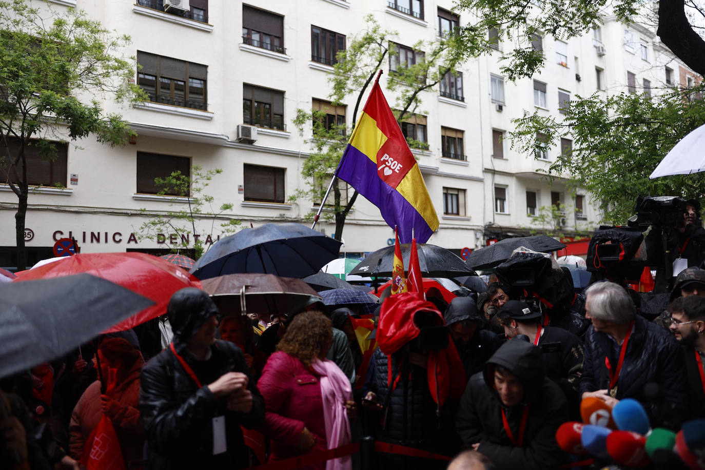 Fotos de la concentración de apoyo a Sánchez en la sede del PSOE