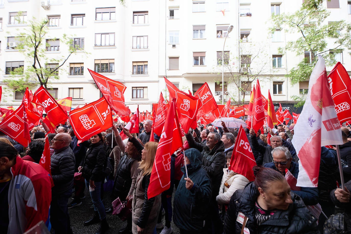 Fotos de la concentración de apoyo a Sánchez en la sede del PSOE