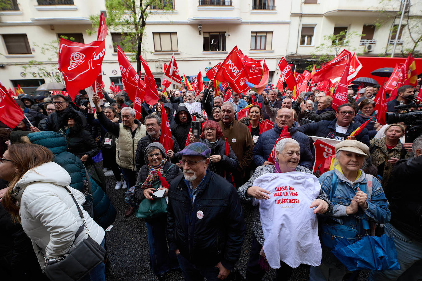 Fotos de la concentración de apoyo a Sánchez en la sede del PSOE