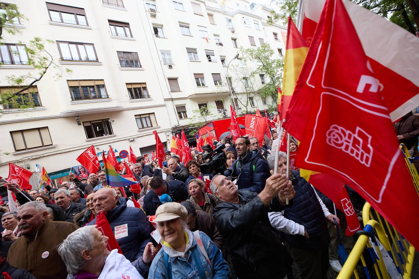 Fotos de la concentración de apoyo a Sánchez en la sede del PSOE