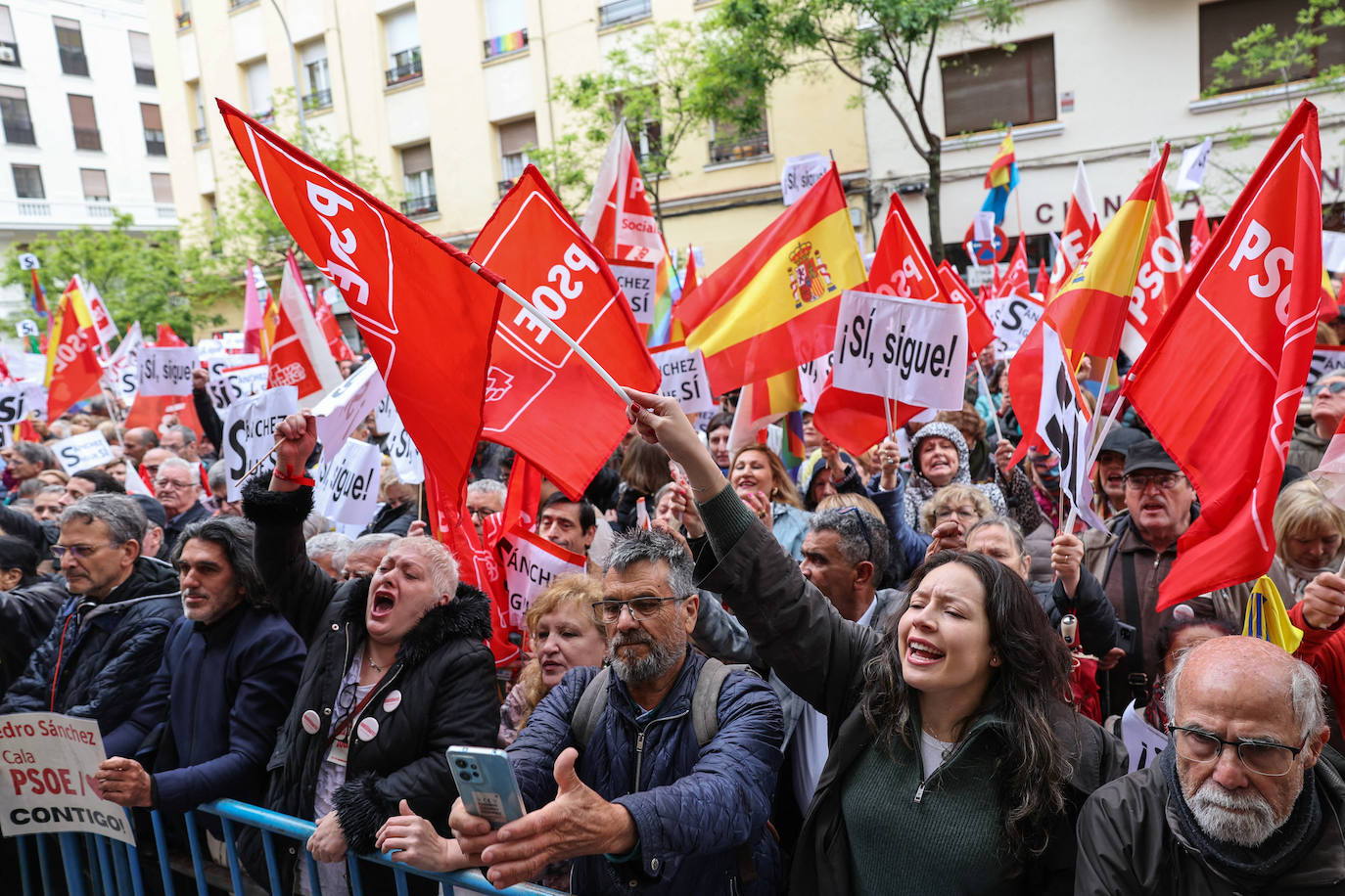 Fotos de la concentración de apoyo a Sánchez en la sede del PSOE