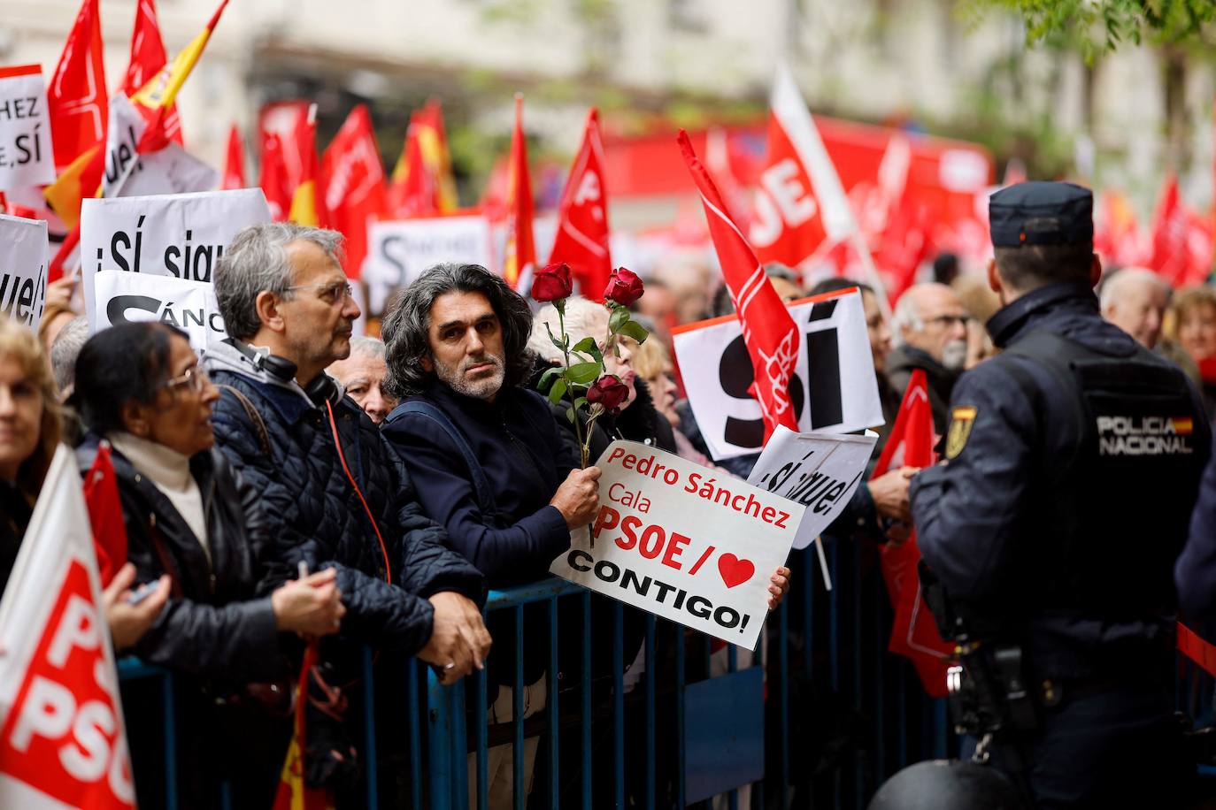 Fotos de la concentración de apoyo a Sánchez en la sede del PSOE