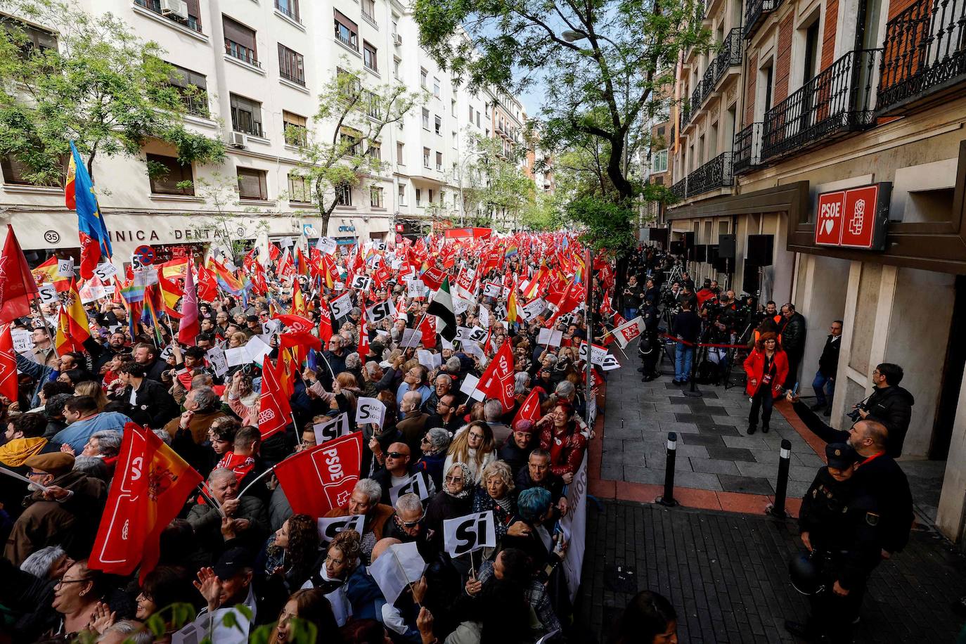 Fotos de la concentración de apoyo a Sánchez en la sede del PSOE