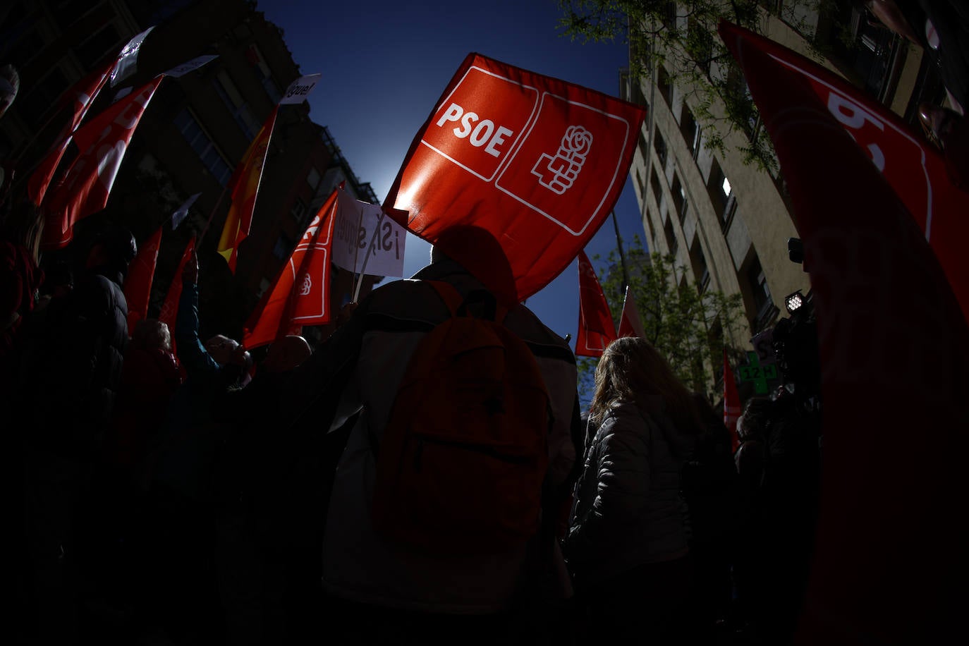 Fotos de la concentración de apoyo a Sánchez en la sede del PSOE