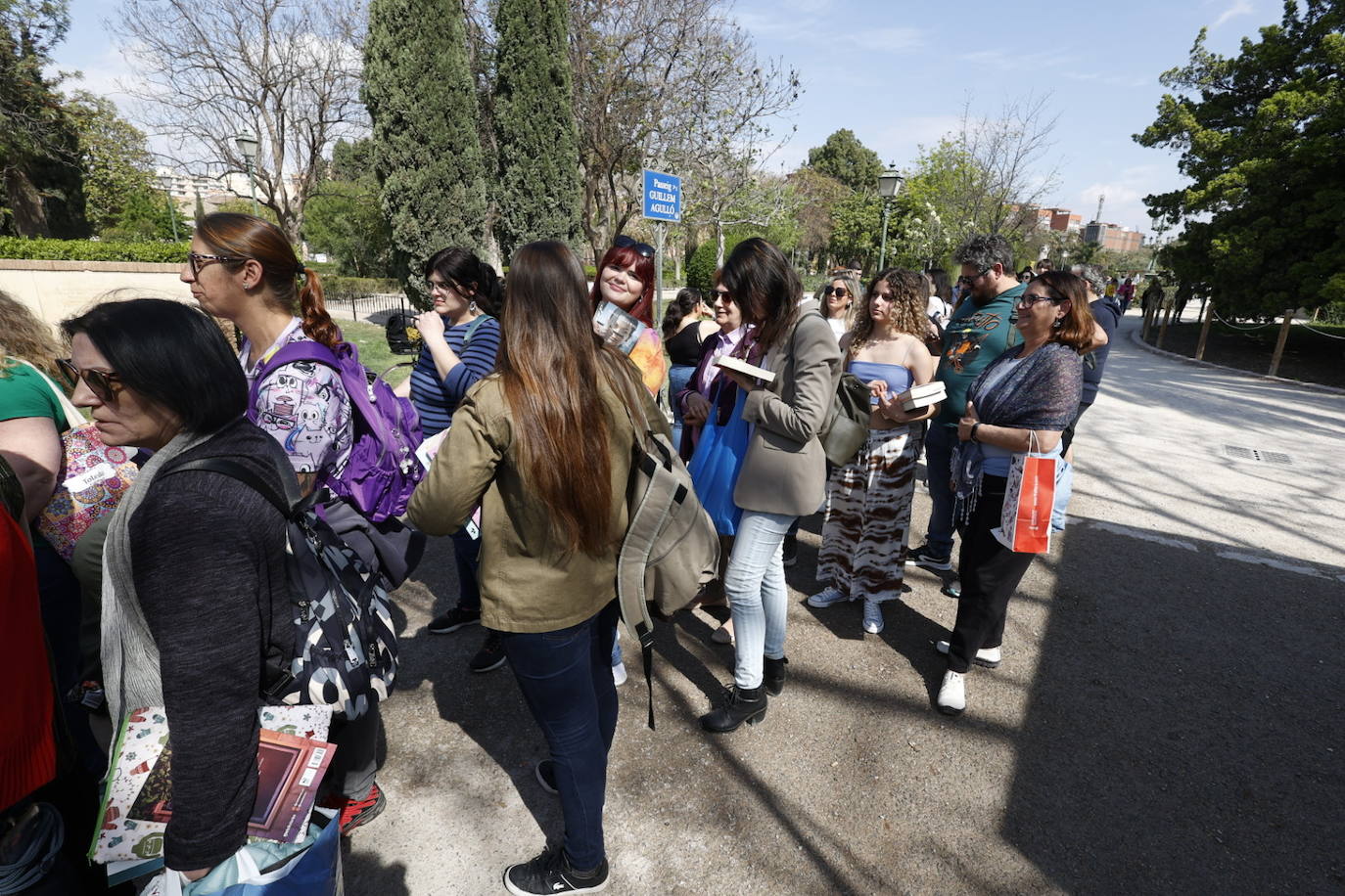 Fotos de la Feria del Libro de Valencia: enormes colas por una firma de Megan Maxwell