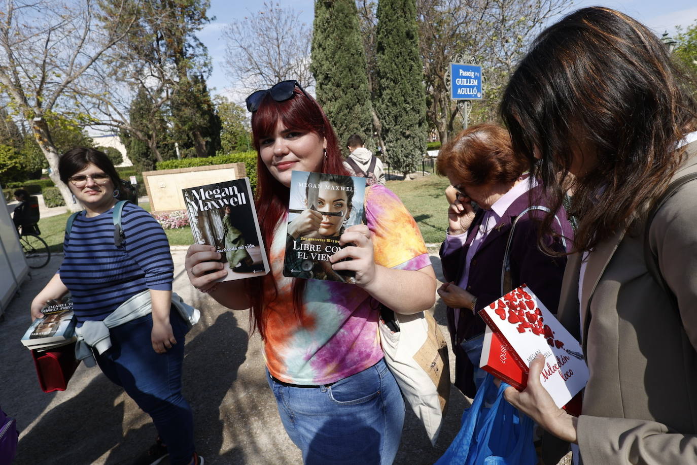 Fotos de la Feria del Libro de Valencia: enormes colas por una firma de Megan Maxwell