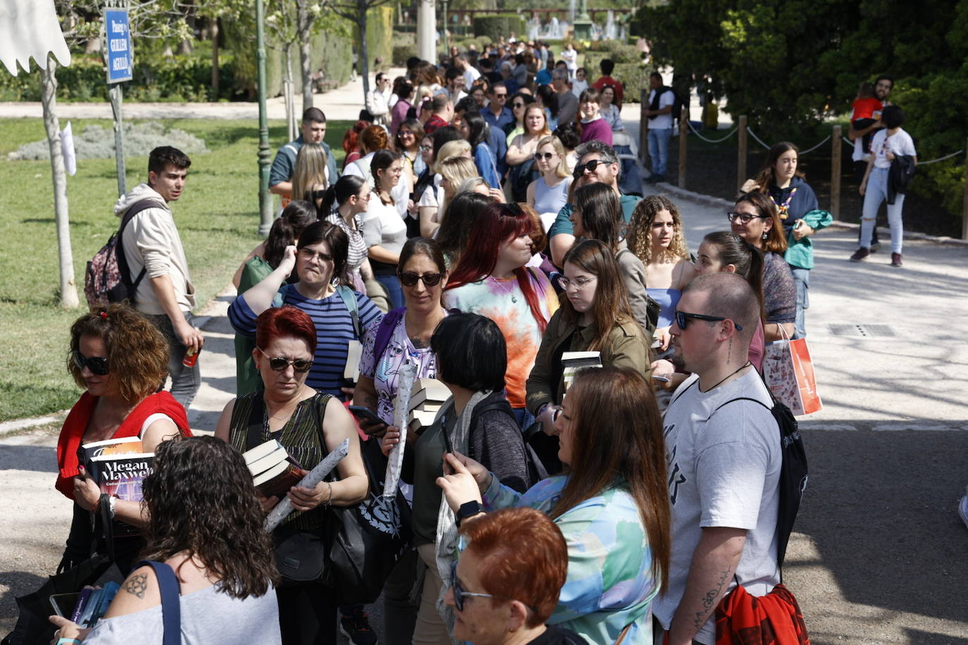 Fotos de la Feria del Libro de Valencia: enormes colas por una firma de Megan Maxwell