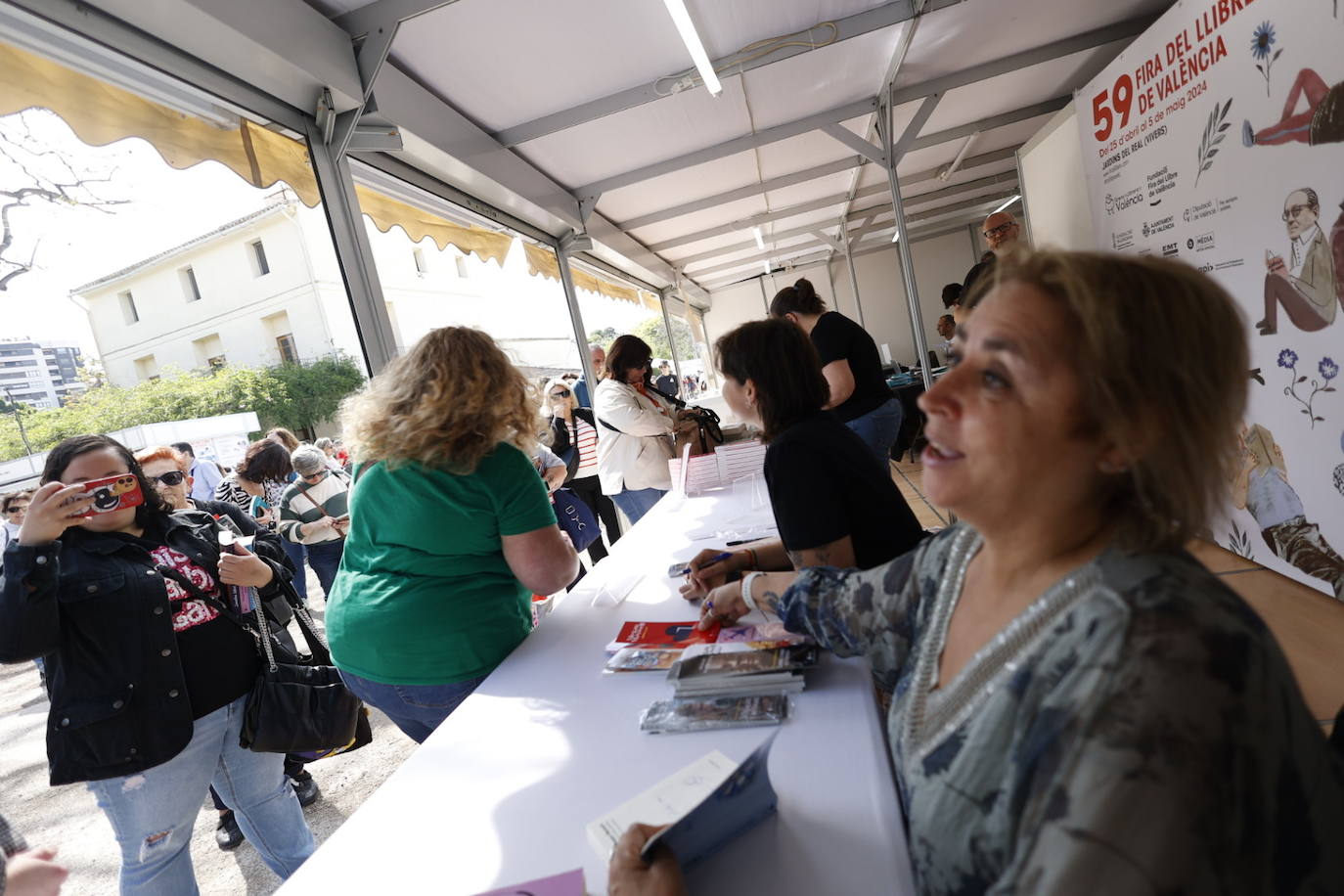 Fotos de la Feria del Libro de Valencia: enormes colas por una firma de Megan Maxwell