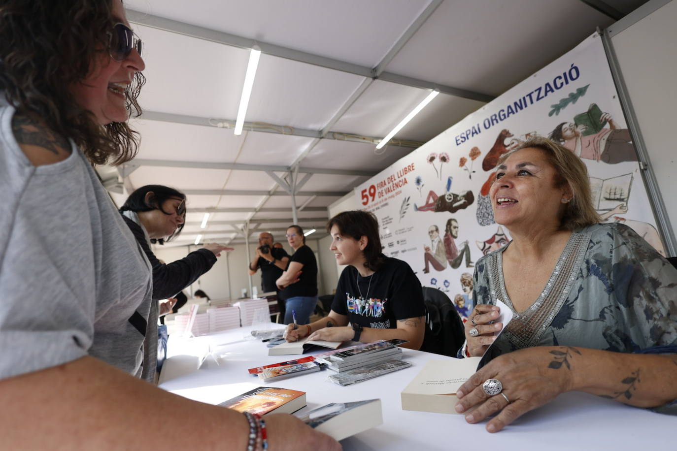 Fotos de la Feria del Libro de Valencia: enormes colas por una firma de Megan Maxwell