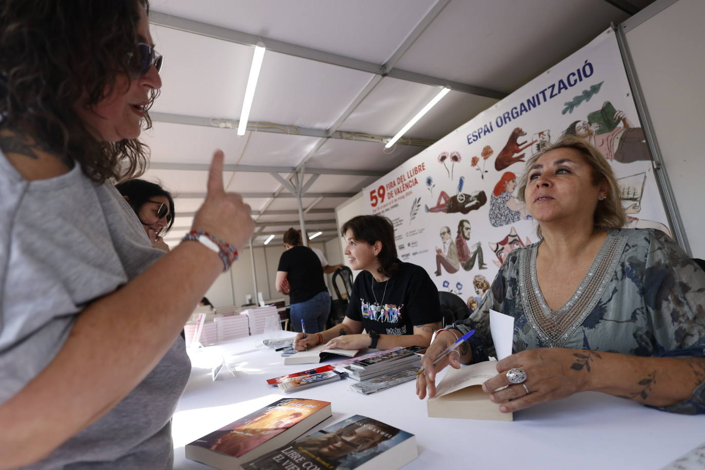 Fotos de la Feria del Libro de Valencia: enormes colas por una firma de Megan Maxwell