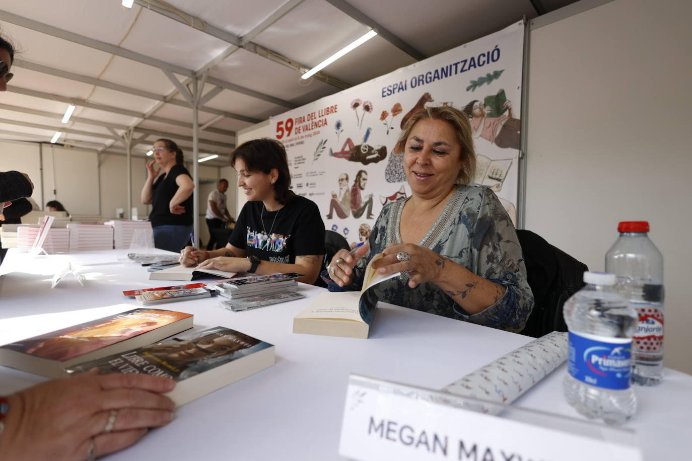 Fotos de la Feria del Libro de Valencia: enormes colas por una firma de Megan Maxwell