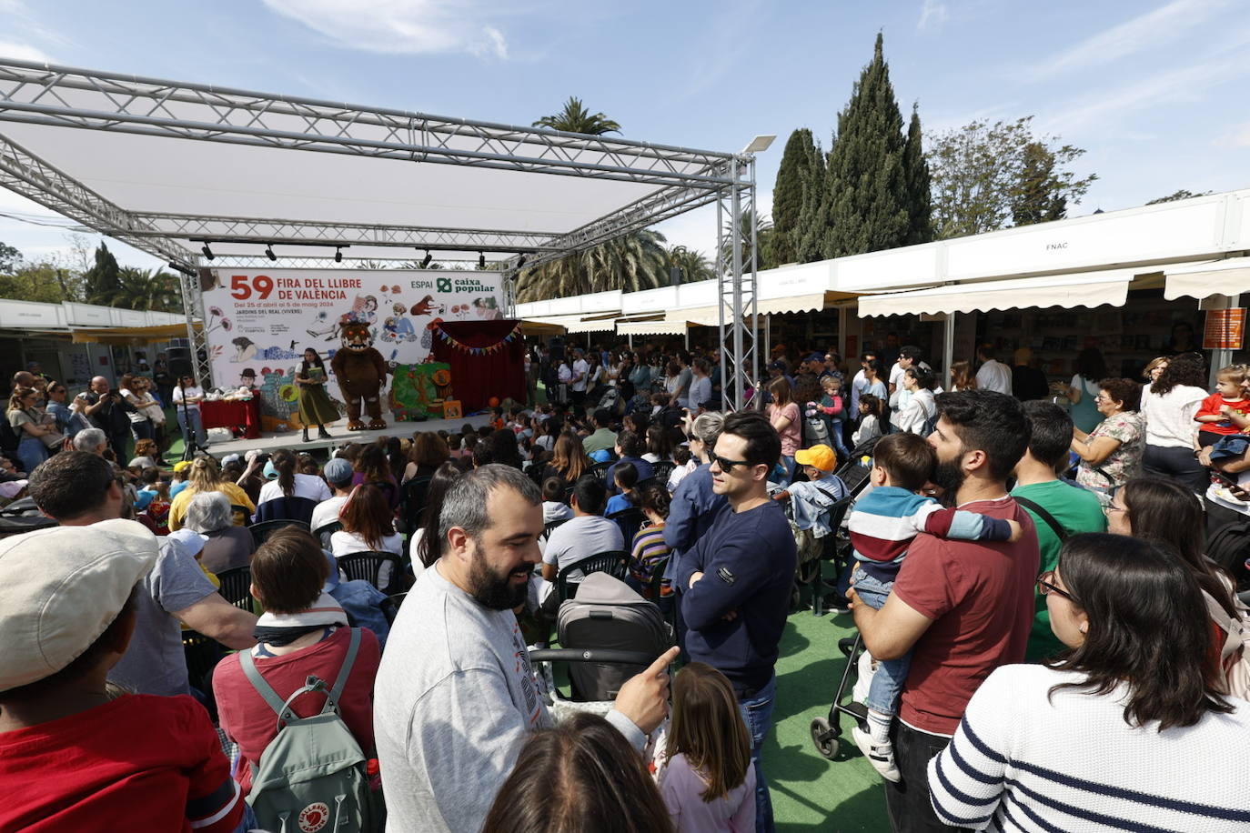 Fotos de la Feria del Libro de Valencia: enormes colas por una firma de Megan Maxwell