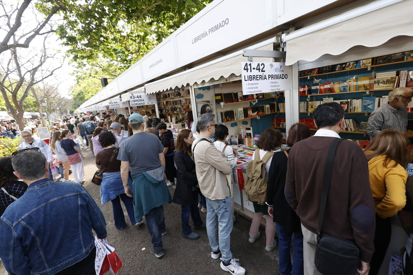 Fotos de la Feria del Libro de Valencia: enormes colas por una firma de Megan Maxwell