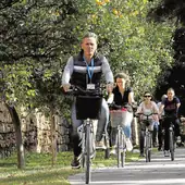 Un grupo de ciclistas recorre el Jardín del Turia en una imagen de archivo.