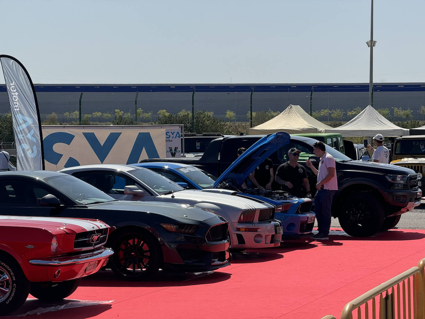 Los mejores coches americanos se citaron en el Circuit Ricardo Tormo