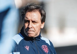 Felipe Miñambres, durante un entrenamiento del Levante.