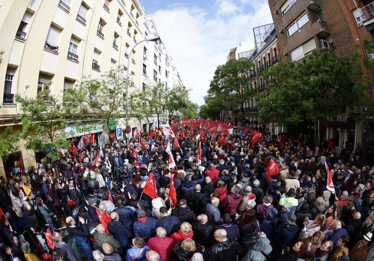 Fotos de la concentración de apoyo a Sánchez en la sede del PSOE