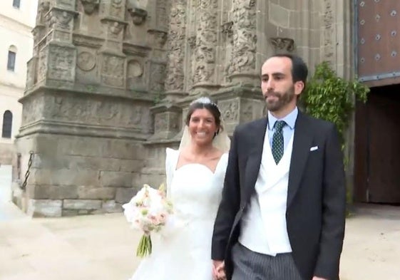 Los novios al salir de la catedral.