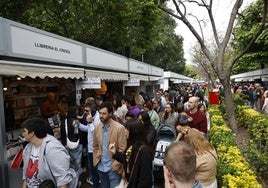 Afluencia de mucho público este domingo en la Fira del Llibre de Valencia.