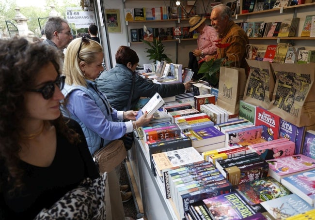 Muchos lectores, en la Fira del Llibre este domingo.