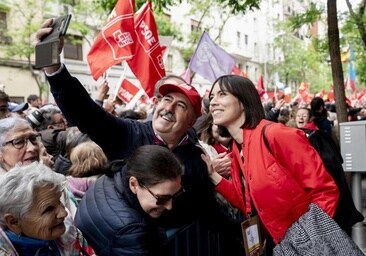Diana Morant, con militantes socialistas en Ferraz, este sábado.