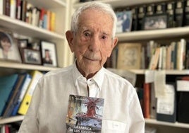 José María Abad posando con su libro 'La fábrica de los juguetes prodigiosos'