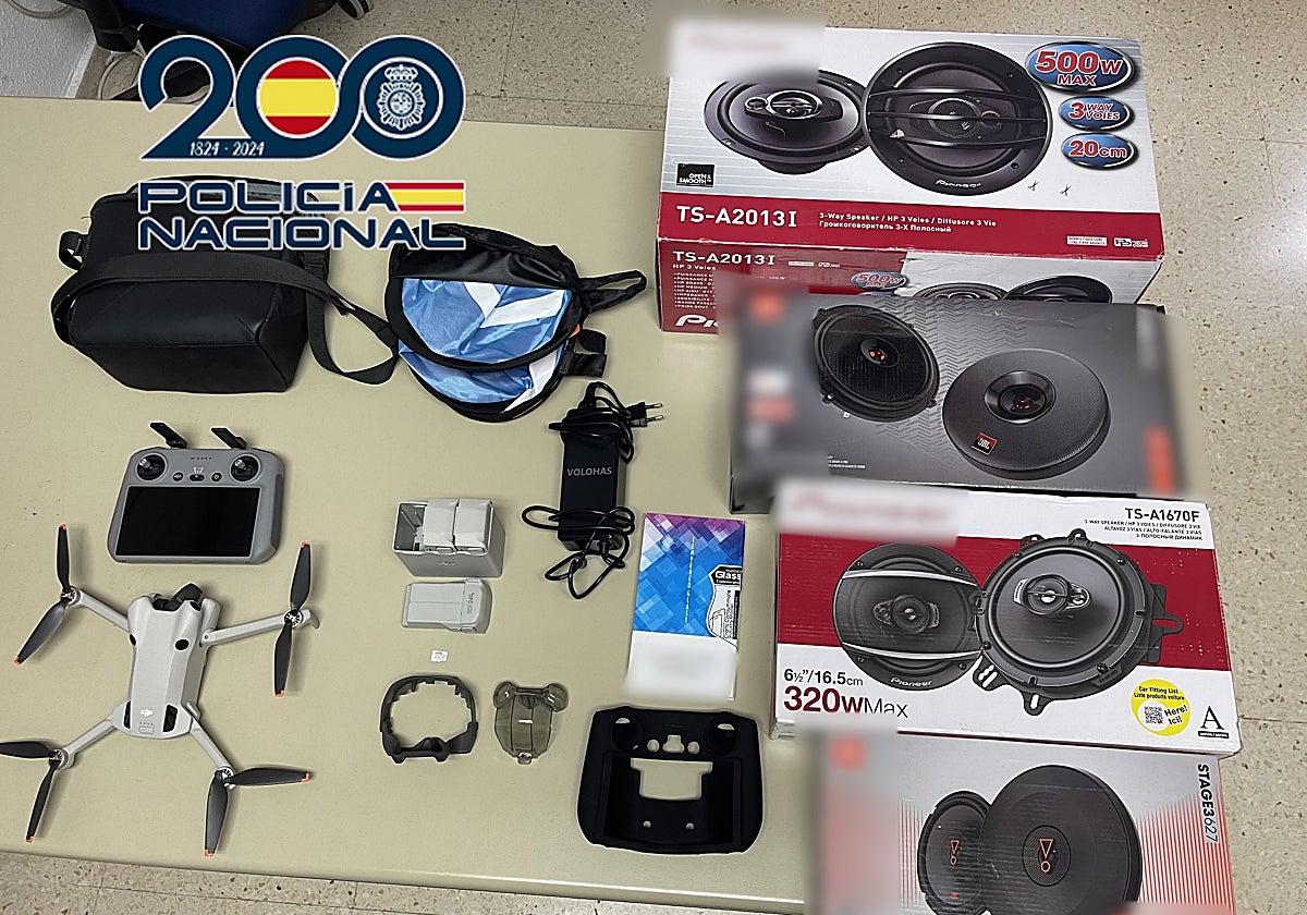 El dron y otros objetos intervenidos por la Policía a la cuidadora.