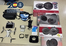 El dron y otros objetos intervenidos por la Policía a la cuidadora.