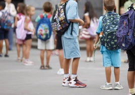 Alumnos a punto de entrar en su centro, el primer día de clase.