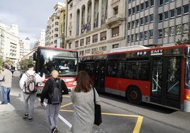 Dos autobuses de la EMT a su paso por la plaza del Ayuntamiento.