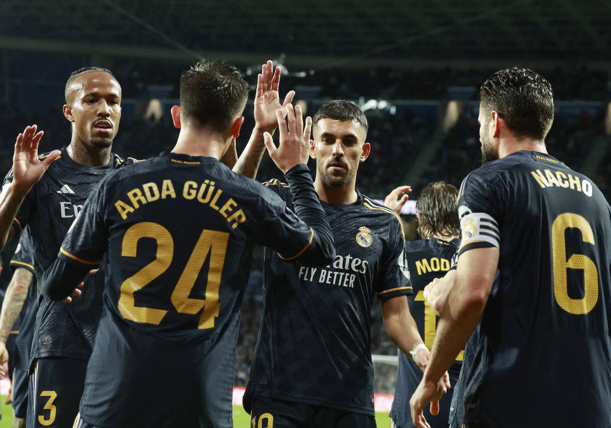 Los jugadores del Real Madrid celebrando el gol de Arda Güler ante la Real Sociedad.