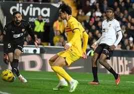 Mamardashvili, ante Mosquera y Thierry, en el partido en Montjuic.