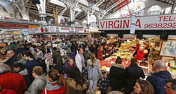 Paradas llenas de gente en el Mercado Central, en imagen de archivo.