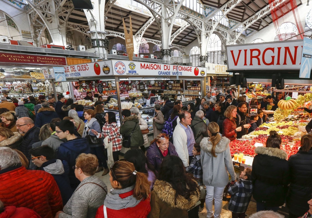 Paradas llenas de gente en el Mercado Central, en imagen de archivo.