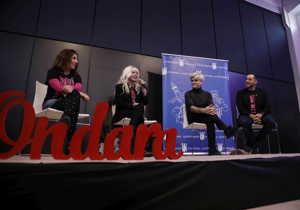 Mery Bas y Mark Dasousa, junto a las autoridades, se dirigen a su vecinos de Ondara.