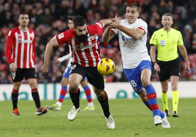 Oriol Romeu pugna con Villalibre.