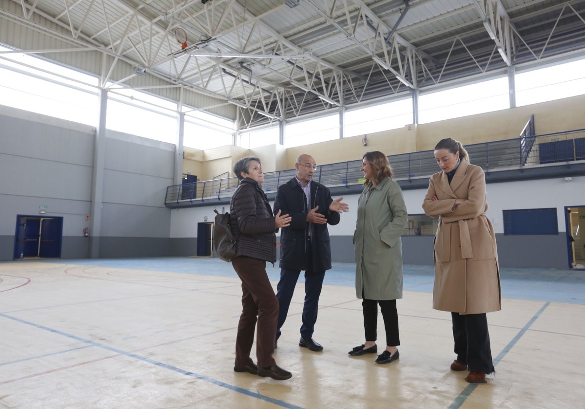 Visita de la alcaldesa de Valencia, María José Catalá, junto a la edil de Deportes, Rocío Gil, y la gerente de la Fundación Deportiva Municipal, María Ángeles Vidal.