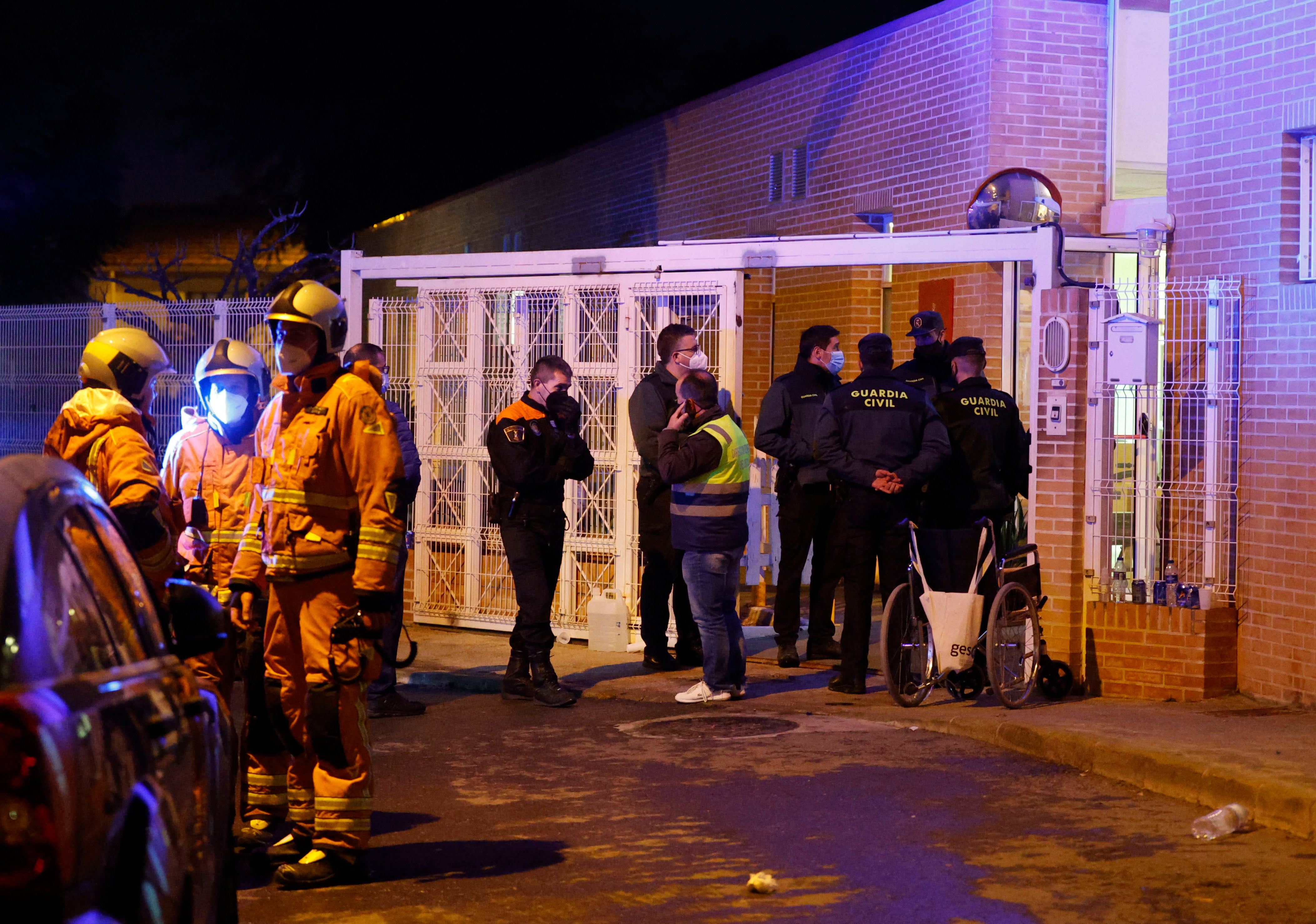 Bomberos y policías, a las puertas de la residencia de Moncada, la noche del incendio.