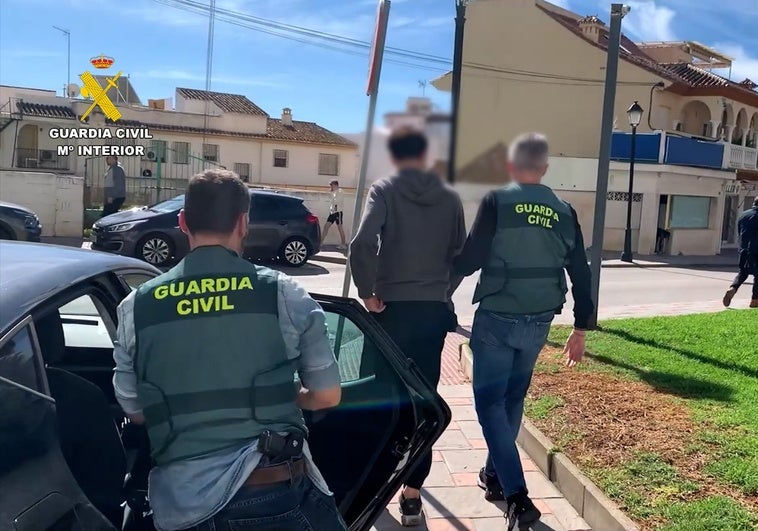 Uno de los detenidos en la operación policial.