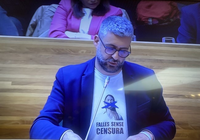 Camiseta reivindicativa con el sistema de elección de las fallas municipales que lleva Pere Fuset.