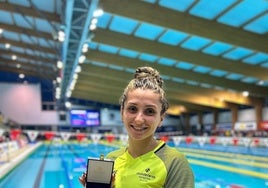 Alba Herrero, con el trofeo.