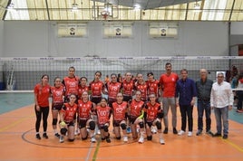 El equipo femenino infantil del Xàtiva Voleibol, junto a las autoridades locales.