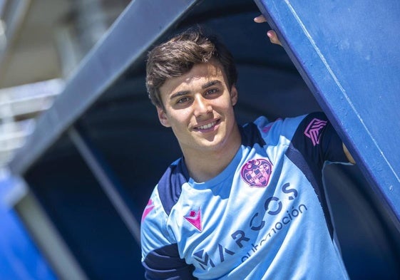 Carlos Álvarez, posando en la Ciudad Deportiva de Buñol.