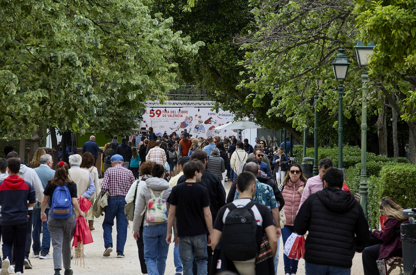 Llenazo en la Feria del Libro durante el miércoles festivo