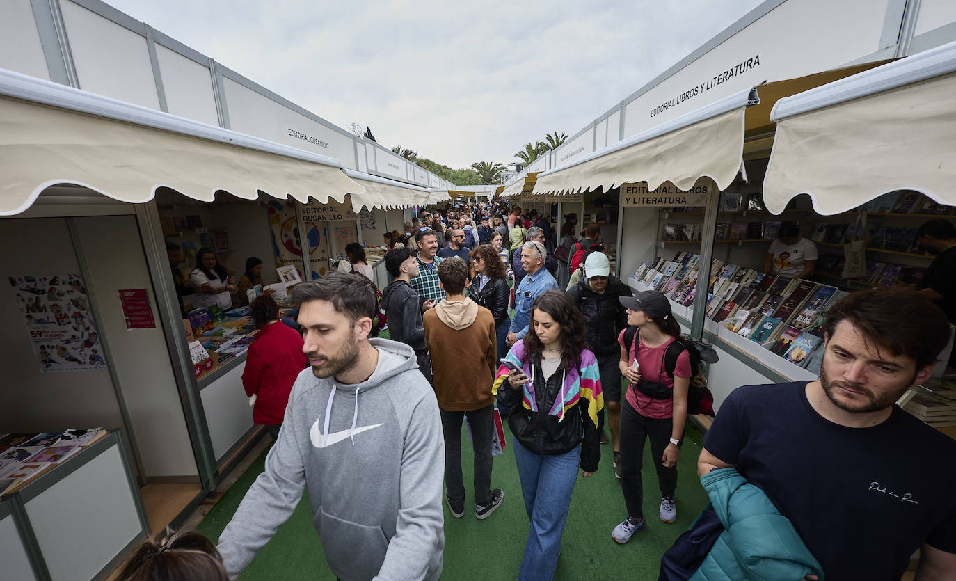 Llenazo en la Feria del Libro durante el miércoles festivo